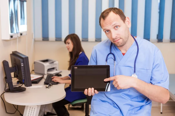 Médico con comprimido — Foto de Stock