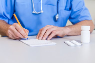 Doktor reçete yazıyor.