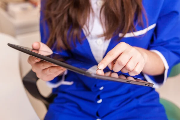 Kvindelig læge ved hjælp af tablet - Stock-foto