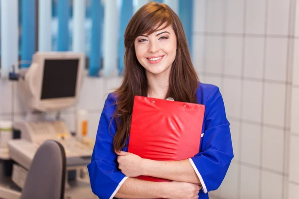 Médico femenino con documentos — Foto de Stock