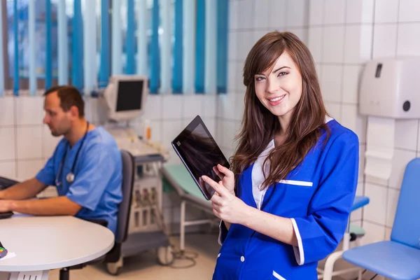 Verpleegster met tablet in het ziekenhuis — Stockfoto