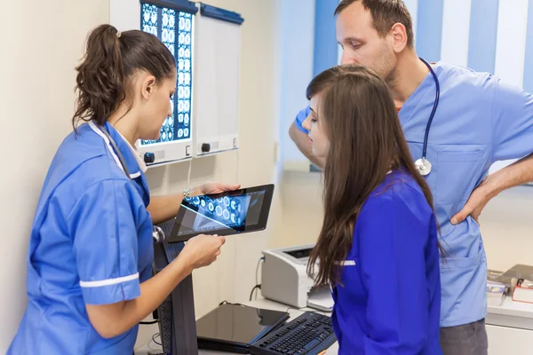 Médicos examinando imágenes de rayos X — Foto de Stock