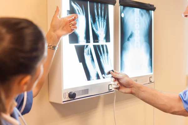 Médicos examinando imagens de raios X — Fotografia de Stock