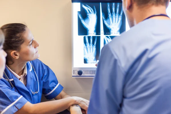 Lékaři zkoumat rentgenové snímky — Stock fotografie