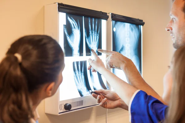 Doktor Röntgen görüntüleri inceleniyor — Stok fotoğraf