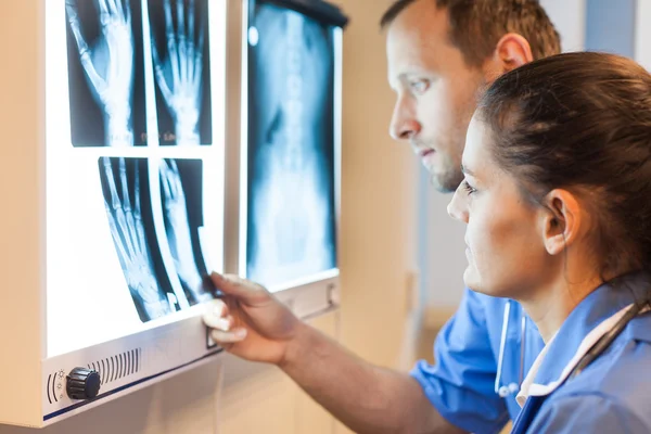 Doctors examining x-ray images — Stock Photo, Image