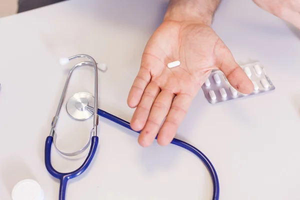 Médico segurando pílula — Fotografia de Stock