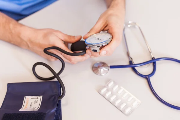 Médico segurando medição de pressão — Fotografia de Stock