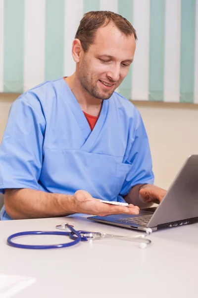 Doctor using laptop — Stock Photo, Image