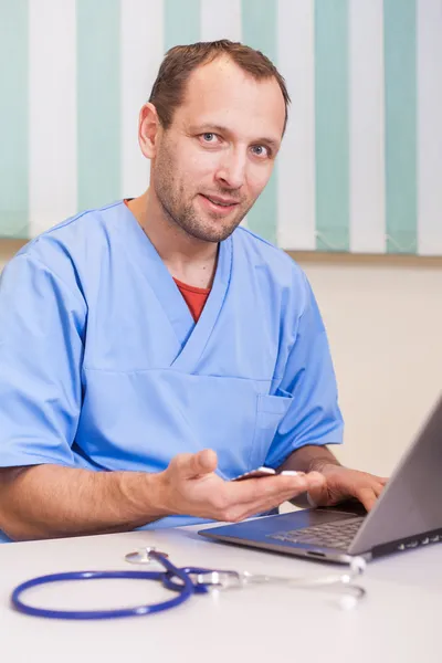 Doctor using laptop — Stock Photo, Image