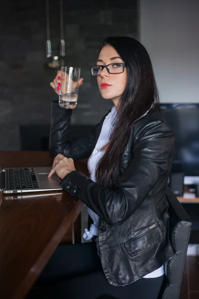 Woman working on laptop — Stock Photo, Image