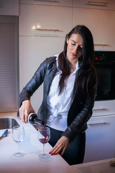Kobieta wlewając wino w okularach — Zdjęcie stockowe