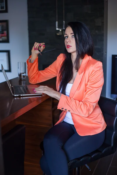 Frau arbeitet am Laptop — Stockfoto