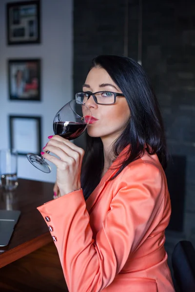 Model picia wina — Zdjęcie stockowe