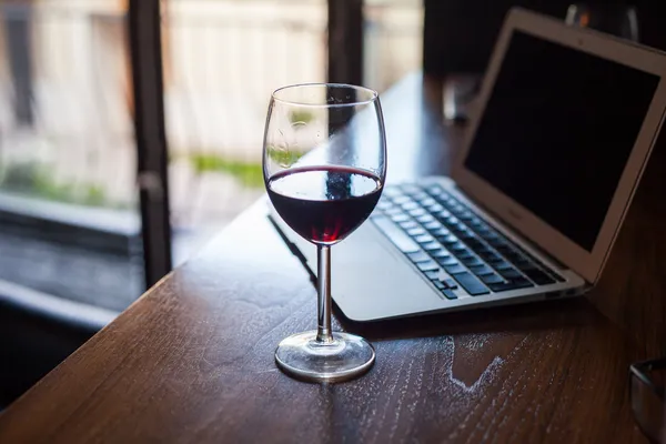 Copo de vinho e laptop — Fotografia de Stock