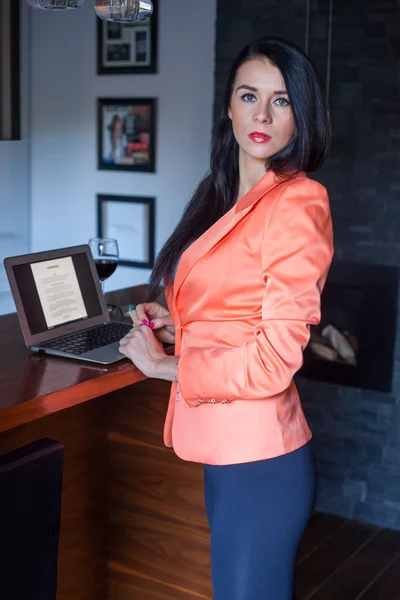 Frau mit Laptop — Stockfoto