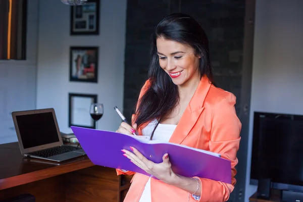 Empresária escrevendo em caderno — Fotografia de Stock