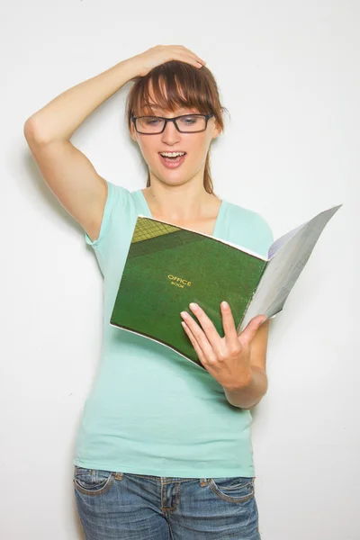 Vrouwelijke student lezing Kladblok — Stockfoto