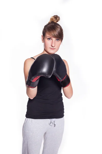 Frau trägt Boxhandschuhe — Stockfoto