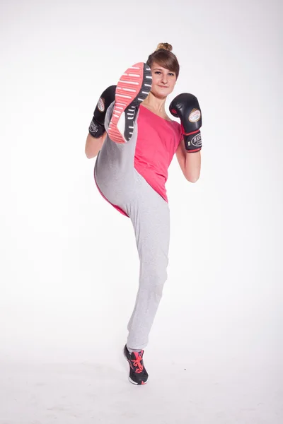 Donna che indossa guanti da boxe facendo aerobica — Foto Stock