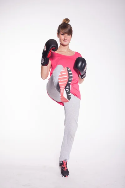 Mujer usando guantes de boxeo haciendo aeróbic — Foto de Stock