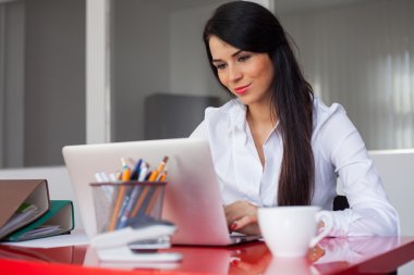 laptop ile çalışan Sekreter