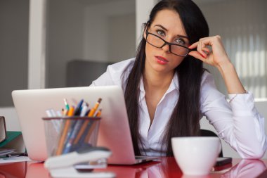 iş kadını masada oturan