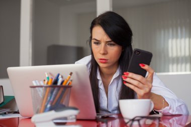 dizüstü bilgisayar ve cep telefonu iş kadını