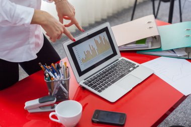 laptop gösteren iş kadını