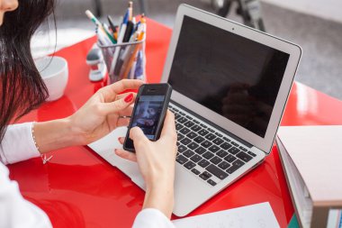 Cep telefonu kullanan iş kadını
