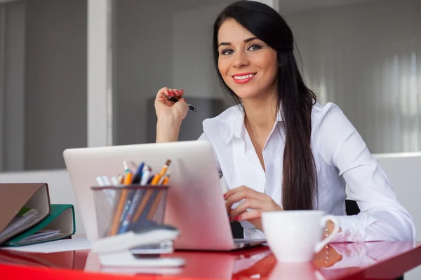 Secretaris werken met laptop — Stockfoto