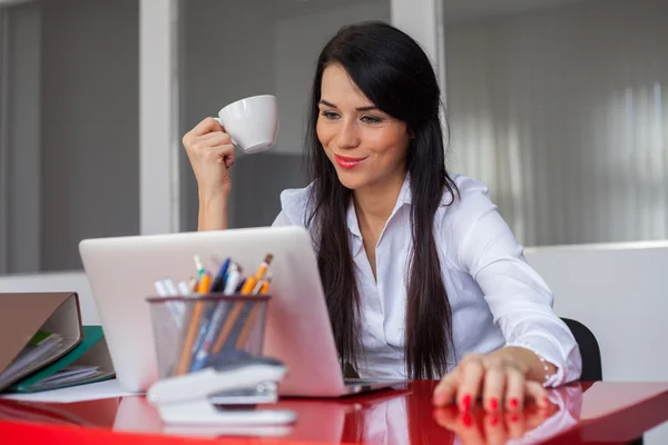 Empresaria tomando un descanso para tomar café — Foto de Stock