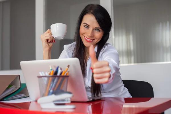 Businesswoman showing thumb up — Stock Photo, Image