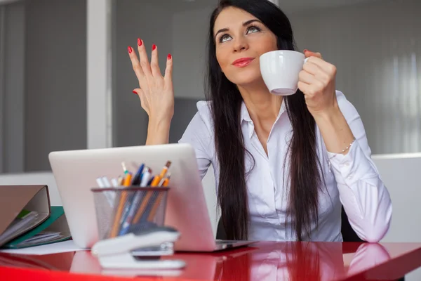 Affärskvinna med fika — Stockfoto