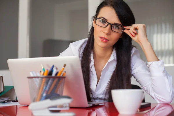 Empresaria sentada en el escritorio — Foto de Stock