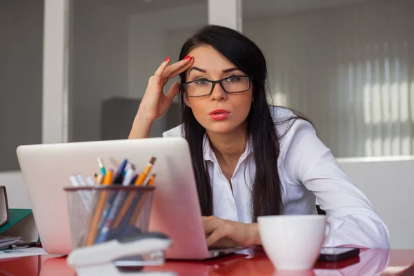 Mujer de negocios agotada — Foto de Stock