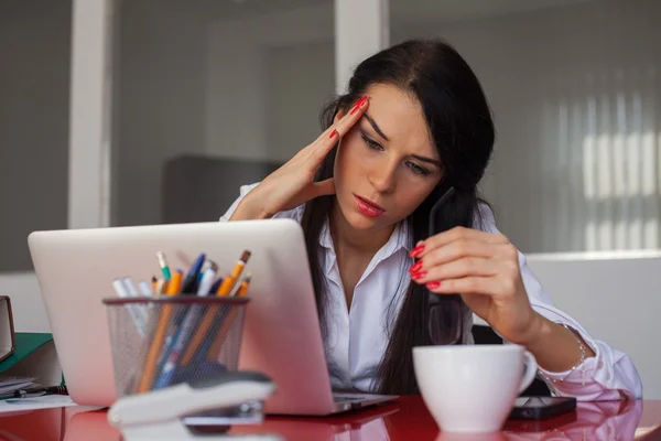 Femme d'affaires fatiguée travaillant — Photo