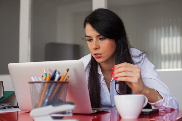 Mulher de negócios que trabalha com laptop — Fotografia de Stock