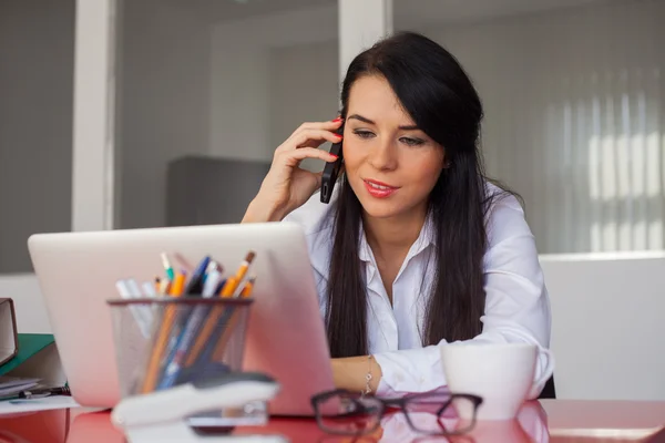 Femme d'affaires travaillant dans le bureau — Photo