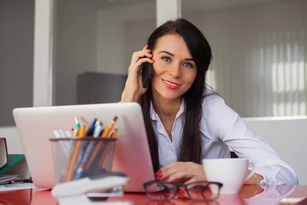 Femme d'affaires souriante au bureau — Photo