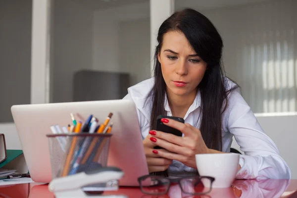 Femme d'affaires travaillant dans le bureau — Photo