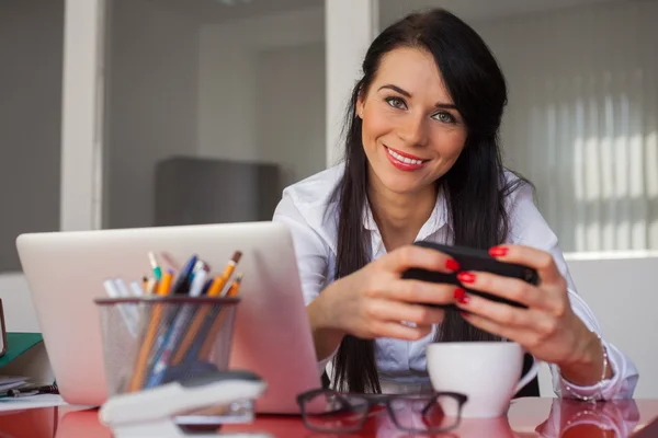 Femme d'affaires souriante au bureau — Photo