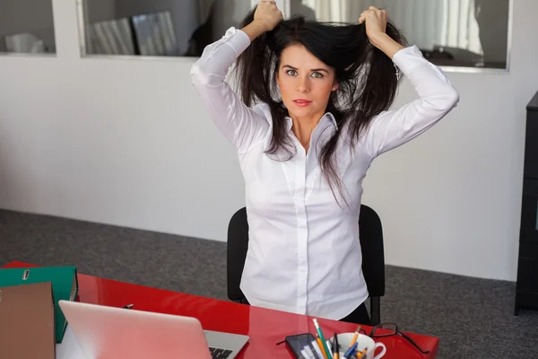 Affärskvinna i office — Stockfoto