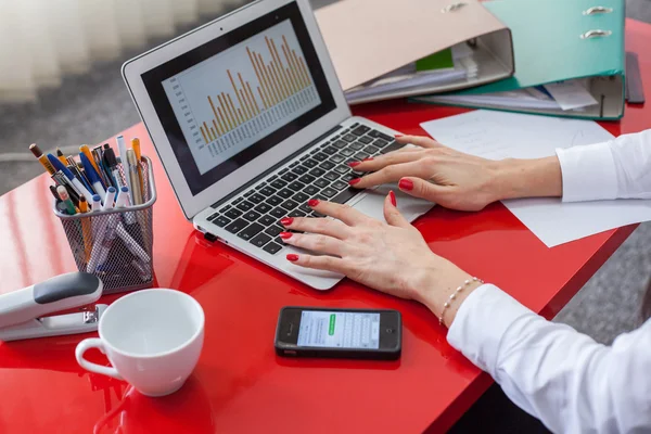 Handen typen op laptop — Stockfoto