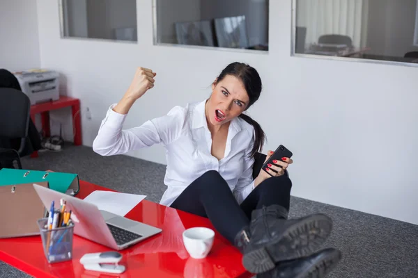 Affärskvinna i office — Stockfoto