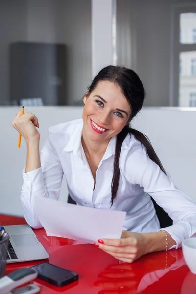 Junge Unternehmerin im Amt — Stockfoto