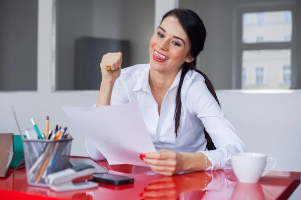 Affärskvinna i office — Stockfoto