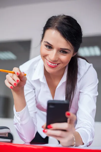 Businesswoman pomocí mobilního telefonu — Stock fotografie