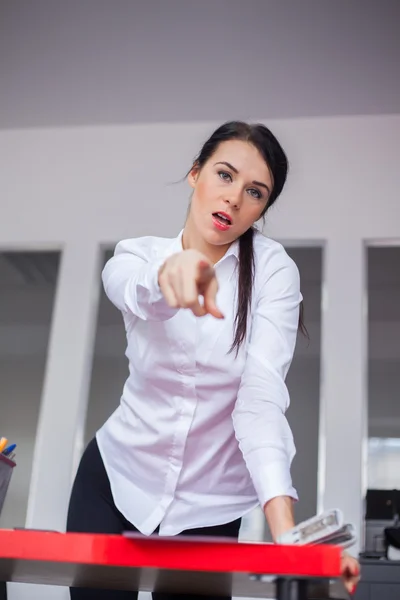 Femme d'affaires pointant vers la caméra — Photo