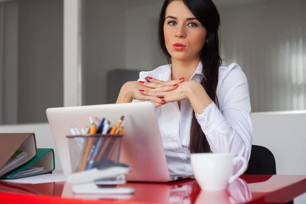 Zakenvrouw zit aan Bureau — Stockfoto